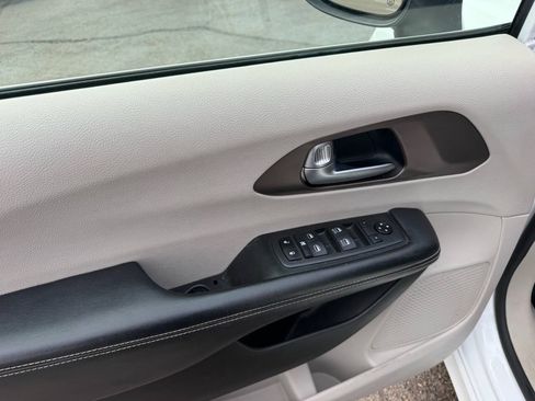 Used 2021 Chrysler Voyager Lxi FWD image 10