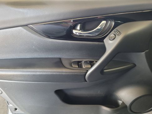 Used 2018 Nissan Rogue Sport SV AWD/4WD image 17