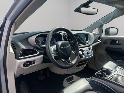 Used 2023 Chrysler Pacifica Touring-L FWD image 28