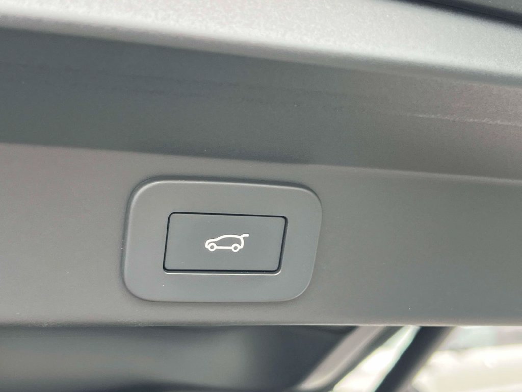 Used 2025 Land Rover Range Rover Sport SE AWD/4WD image 14