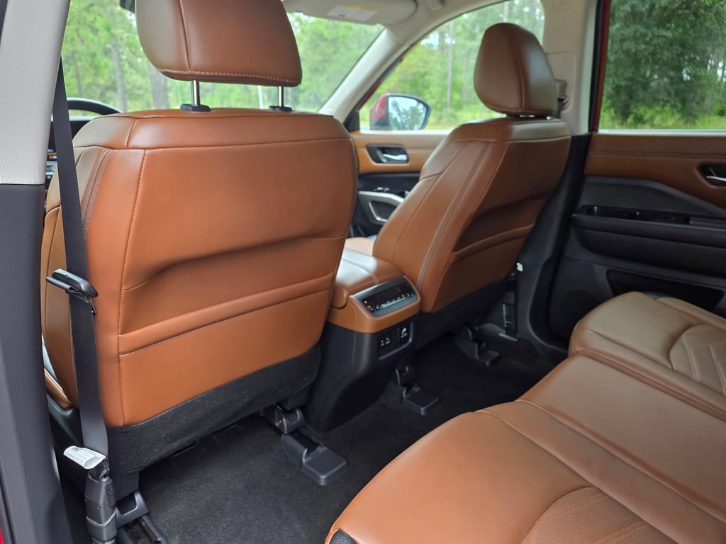 Used 2024 Nissan Pathfinder Platinum w/ Black Appearance Package FWD image 17