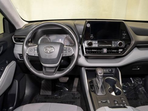 Used 2023 Toyota Highlander LE image 7