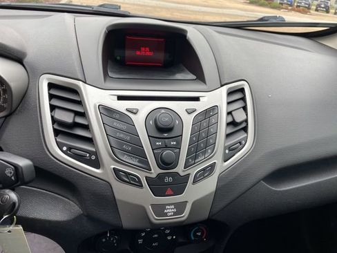 Used 2013 Ford Fiesta SE image 18