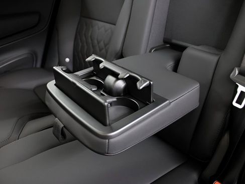 New 2025 Volvo XC90 B6 Core w/ Protection Package image 32