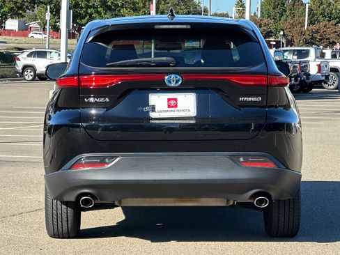 Used 2022 Toyota Venza LE image 5