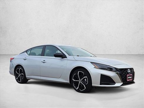 Used 2024 Nissan Altima 2.5 SR image 3