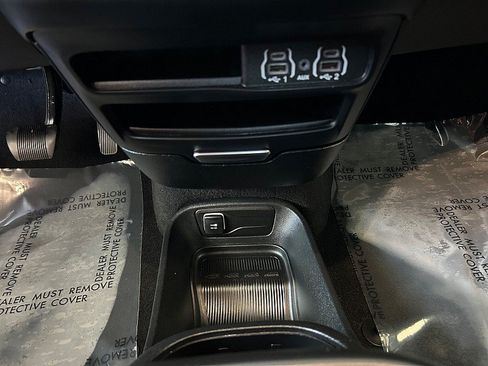 Used 2025 Chrysler Pacifica Select FWD image 19