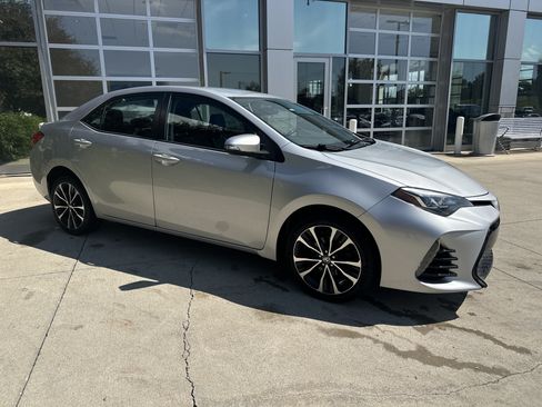 Used 2017 Toyota Corolla SE w/ Carpet Mat Package (TMS) FWD image 2