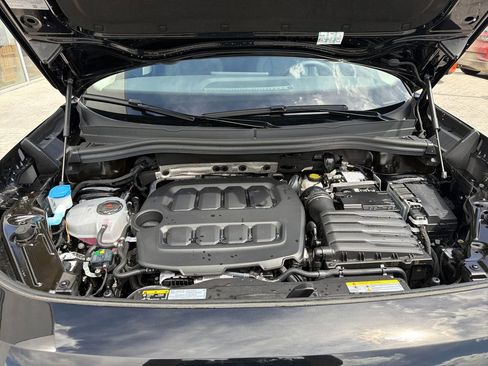 Certified 2025 Volkswagen Tiguan SE image 23