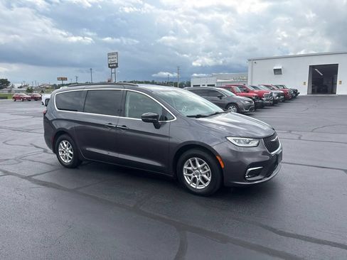 Used 2022 Chrysler Pacifica Touring-L FWD image 6