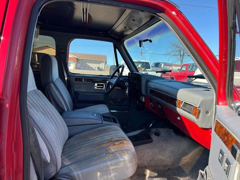 Used 1988 Chevrolet Suburban 2500 image 18