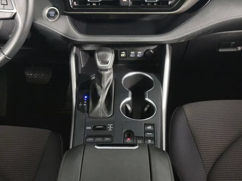 Used 2025 Toyota Highlander LE AWD/4WD image 25