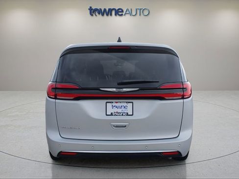 Used 2024 Chrysler Pacifica Touring-L image 4