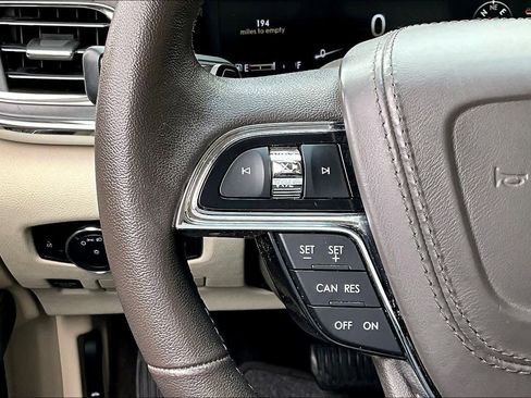 Used 2017 Lincoln Continental Premiere image 24