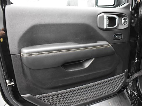 Used 2025 Jeep Wrangler Unlimited Sahara AWD/4WD image 5