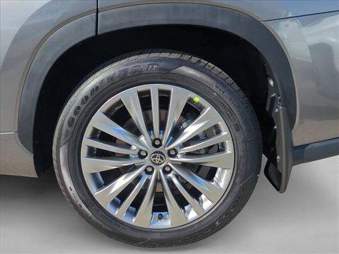 New 2026 Toyota Highlander Platinum image 10