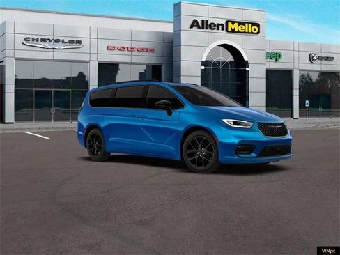 New 2026 Chrysler Pacifica Limited image 11