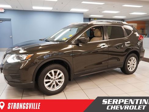 Used 2017 Nissan Rogue SV image 1