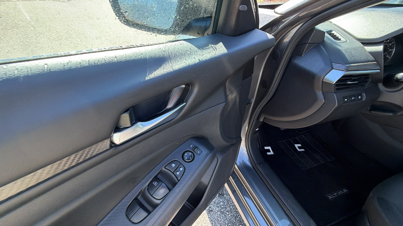 Used 2025 Nissan Altima 2.5 SV FWD image 16