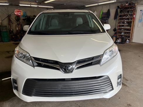Used 2020 Toyota Sienna XLE image 2