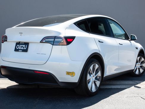 Used 2021 Tesla Model Y Long Range image 23