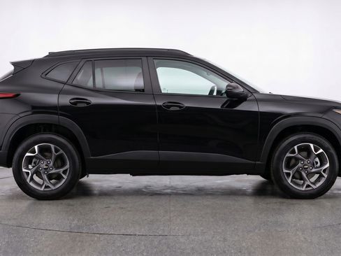 Used 2025 Chevrolet Trax LT w/ LT Convenience Package FWD image 11