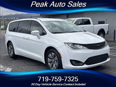 Used 2018 Chrysler Pacifica Touring-L w/ Premium Audio Group FWD image 1