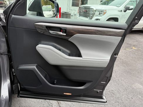 Used 2021 Toyota Highlander Platinum image 24