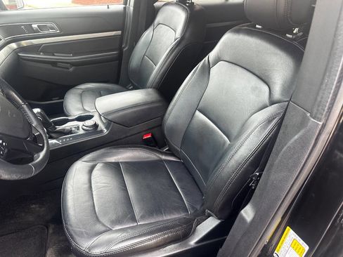 Used 2018 Ford Explorer XLT w/ Equipment Group 202A AWD/4WD image 15
