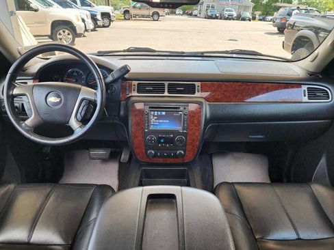 Used 2014 Chevrolet Suburban LT RWD image 21
