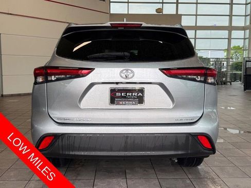 Used 2021 Toyota Highlander XLE AWD/4WD image 4