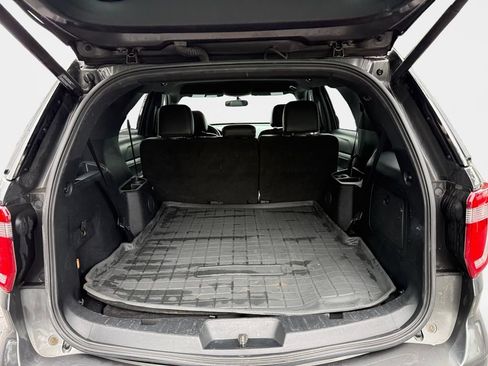 Used 2017 Ford Explorer XLT w/ Equipment Group 202A AWD/4WD image 23