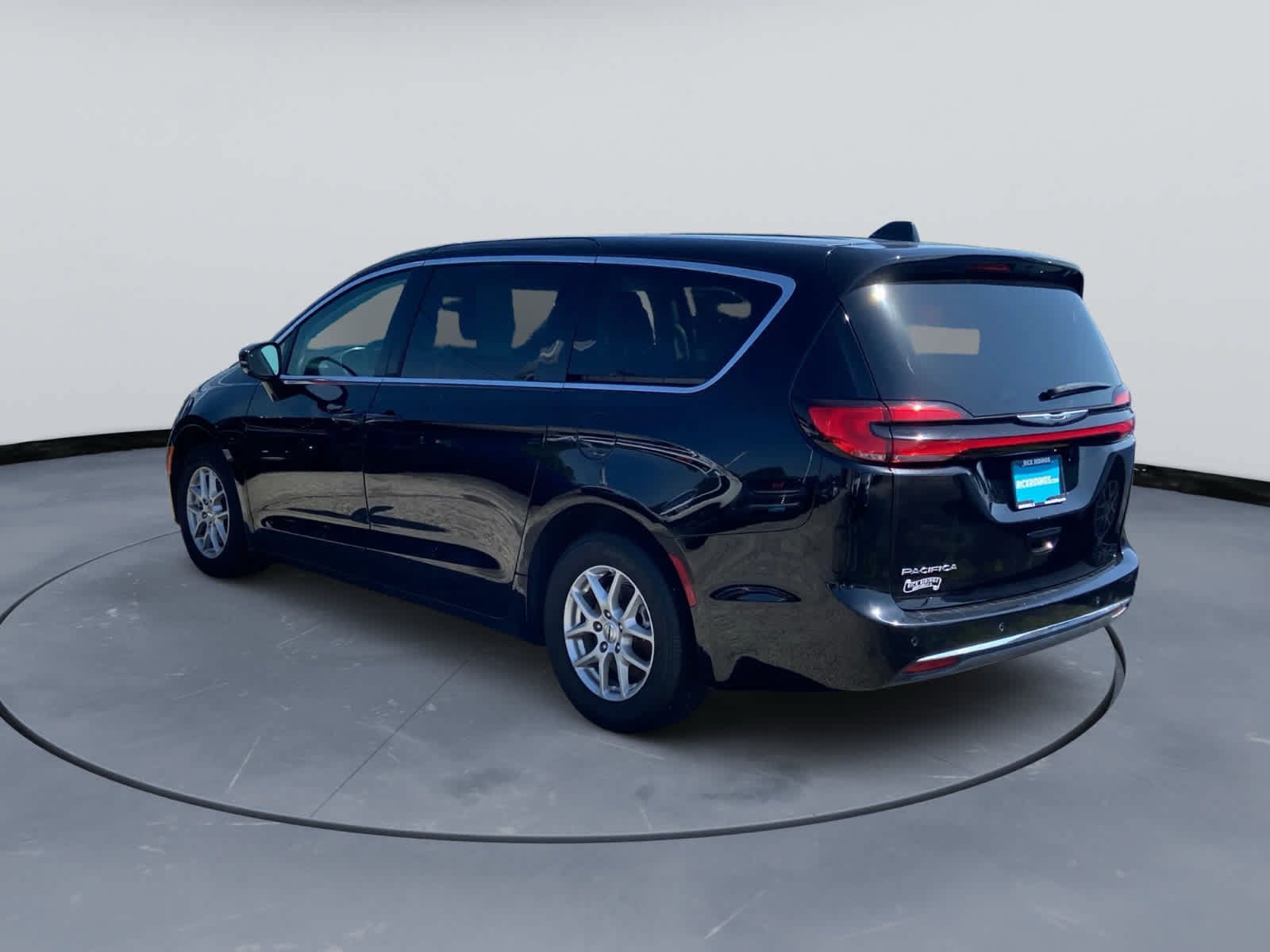 Used 2024 Chrysler Pacifica Touring-L FWD image 3