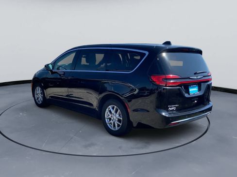 Used 2024 Chrysler Pacifica Touring-L FWD image 3