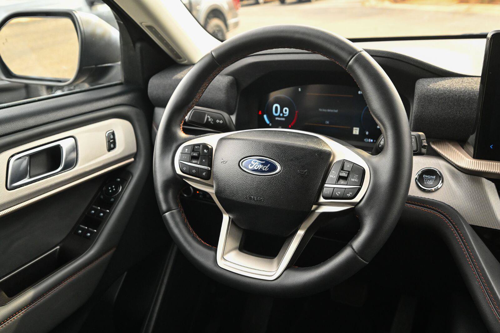 Used 2025 Ford Explorer Active AWD/4WD image 41