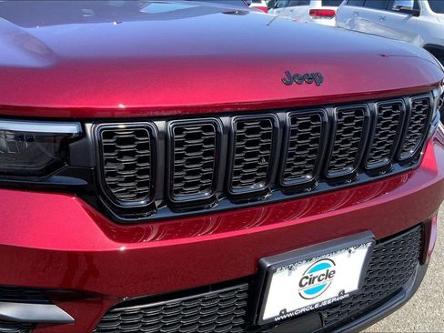 Certified 2025 Jeep Grand Cherokee Altitude AWD/4WD image 29