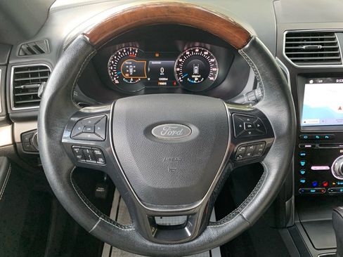 Used 2018 Ford Explorer Platinum image 16