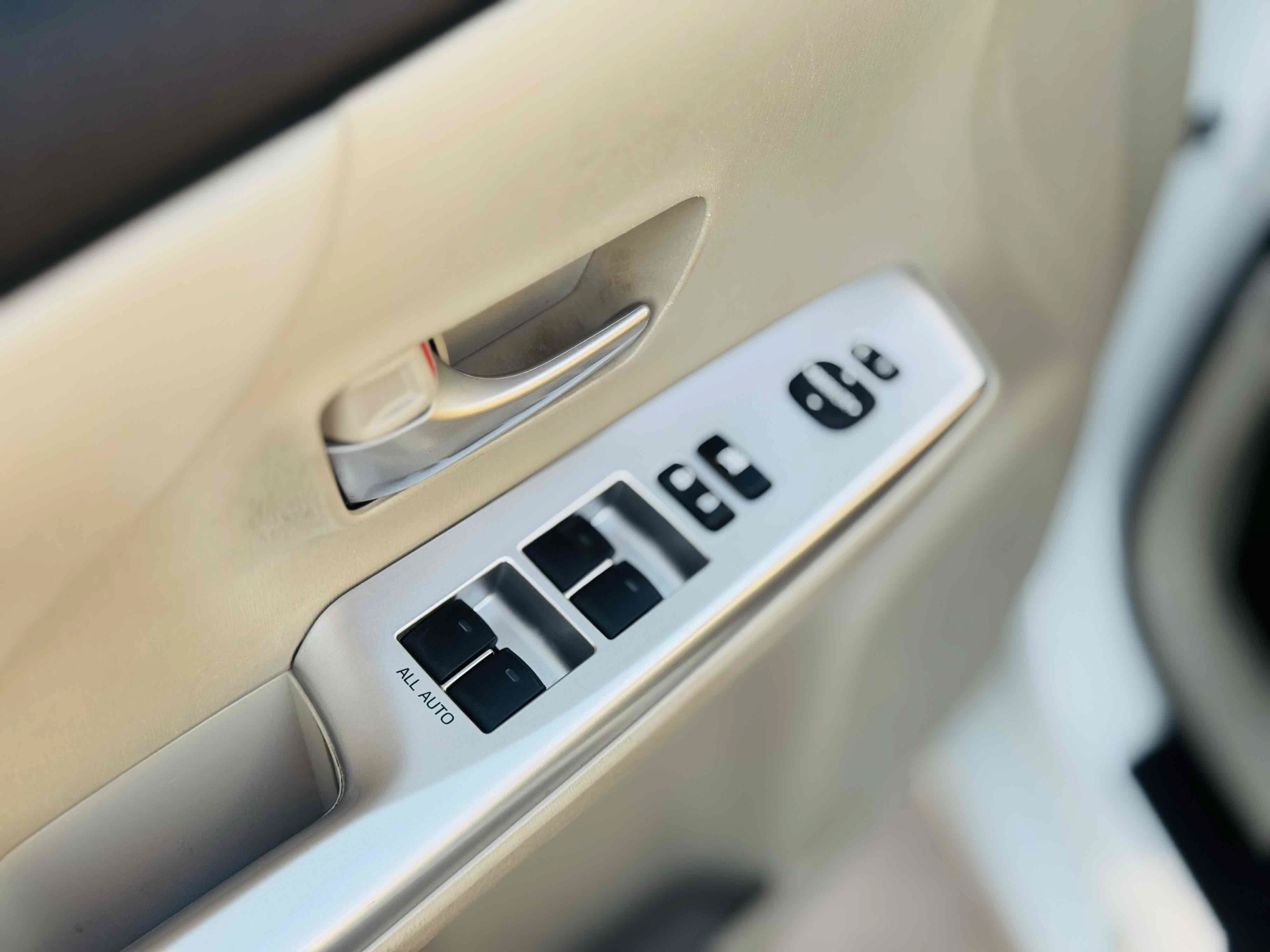 Used 2013 Toyota Prius V Five FWD image 18