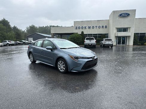 Used 2023 Toyota Corolla LE w/ Carpet Mat Package (TMS) FWD image 2