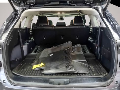 Used 2023 Toyota Highlander XLE AWD/4WD image 25