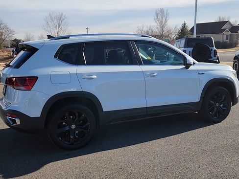 Used 2022 Volkswagen Taos SE w/ Panoramic Sunroof Package image 7