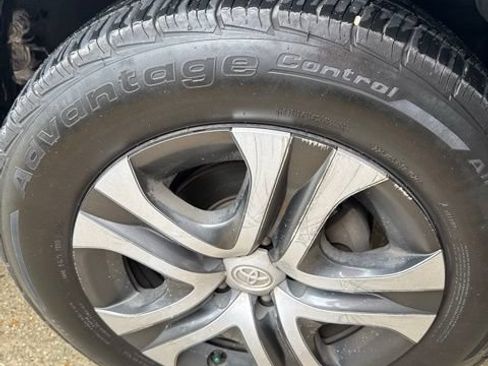 Used 2017 Toyota RAV4 LE FWD image 13