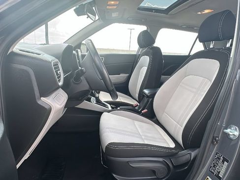 Used 2025 Hyundai Venue SEL FWD image 4