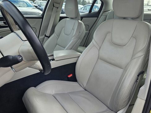 Used 2019 Volvo S60 T5 Inscription image 13