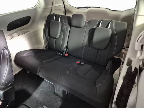 Used 2022 Chrysler Voyager LX image 23