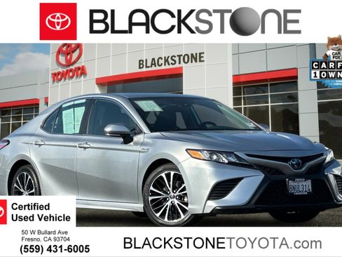 Certified 2020 Toyota Camry SE image 1