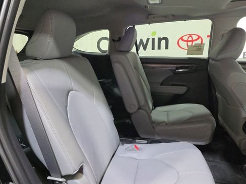 Used 2026 Toyota Highlander Limited image 18