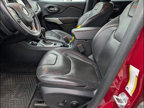 Used 2017 Jeep Cherokee Trailhawk image 10