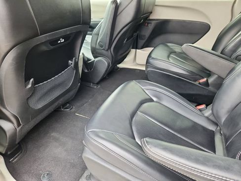Used 2023 Chrysler Pacifica Touring-L FWD image 8