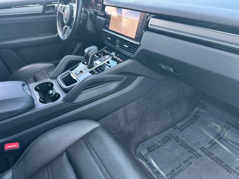 Certified 2023 Porsche Cayenne Platinum Edition image 16